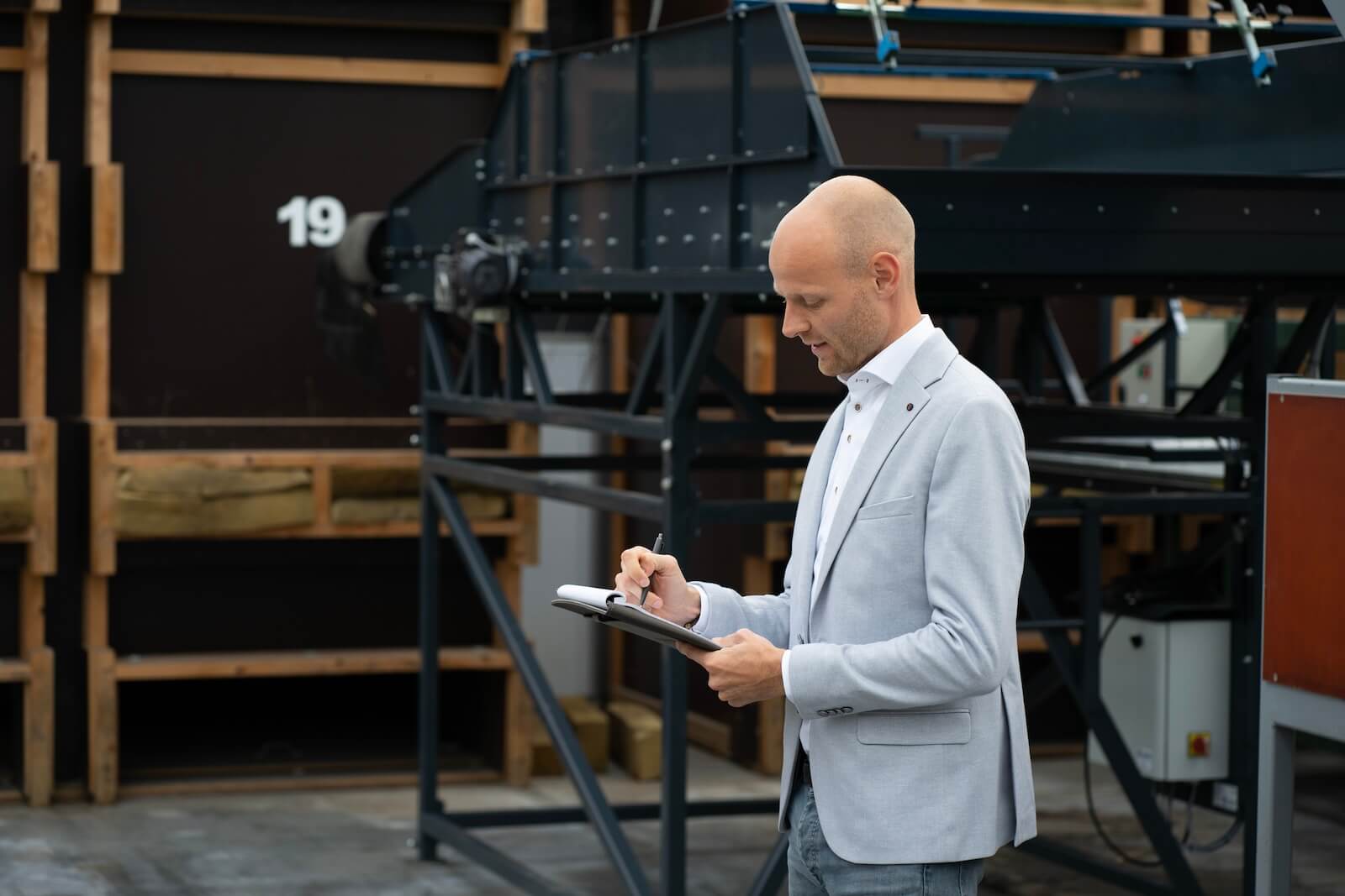Maarten beoordeelt agrarisch vastgoed met klembord